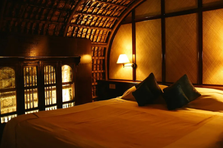 Spice Coast Cruises CGH Earth-Houseboat
