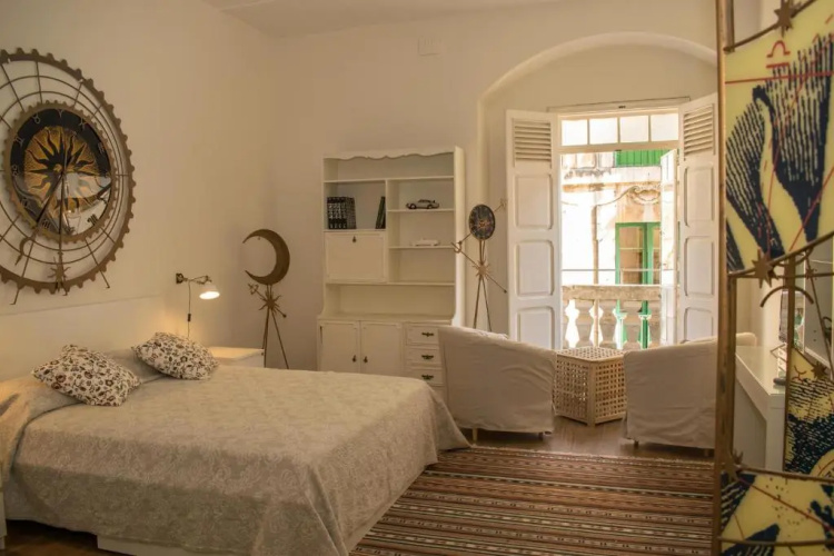 Vincenti Strait Street Suite
