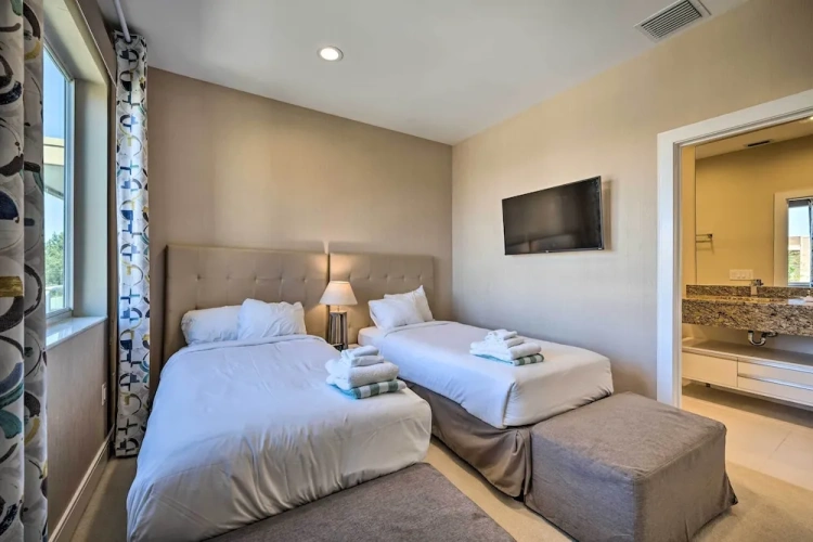 4 Bedrooms Apartment