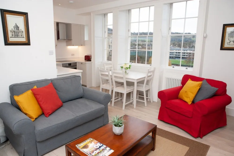 Bright 1 Bedroom Apartment With Views in Bath