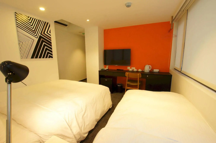color fun inn