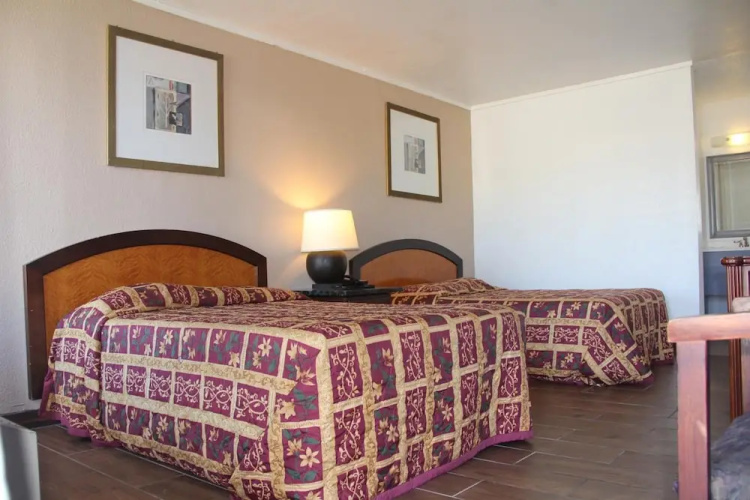 LoneStar Inn & Suites
