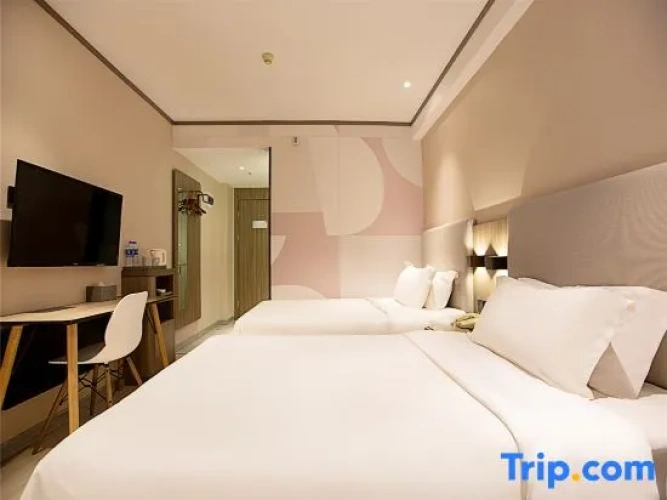 Standard Twin room with street view