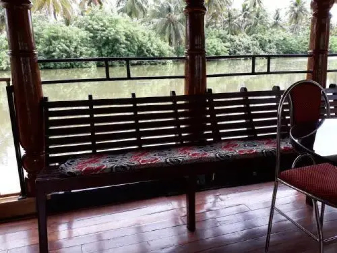 Royal Life Houseboat