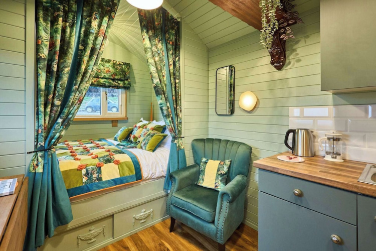Host Stay Curlews Rest