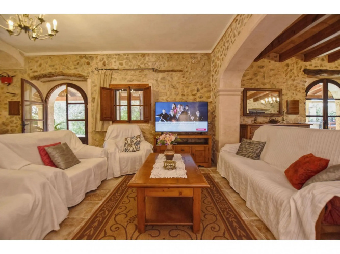 Spacious rustic country house with pool only 1 km from Buger