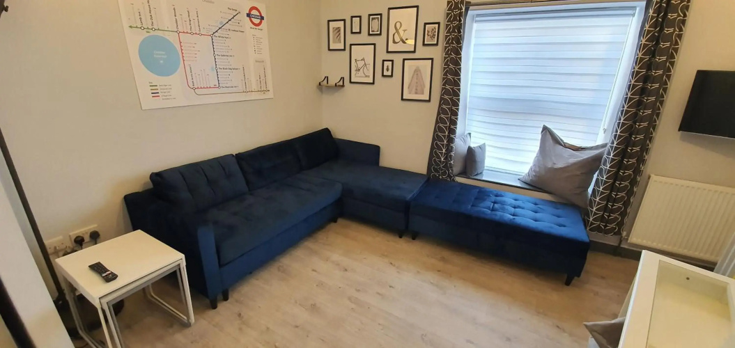 Cheddar Village Apartment