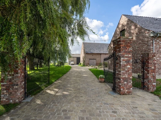 6 Bedrooms Deluxe Cottage