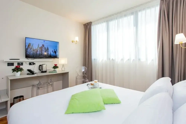 Standard Double room with city view