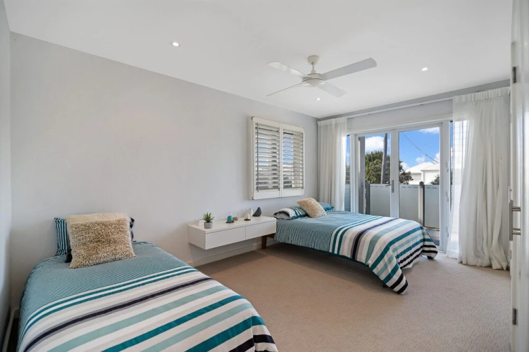 Sea Splash 75 Lorikeet Drive