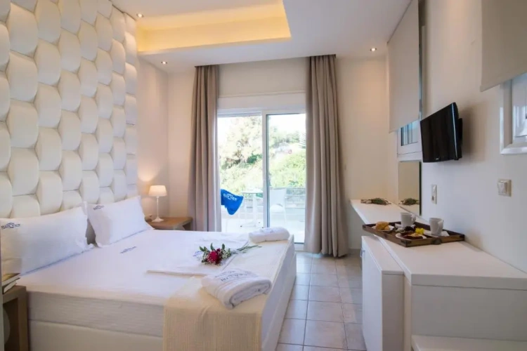 Standard Double room with partial sea view