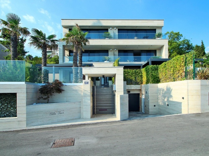 2 Bedrooms Luxury Apartment with sea view