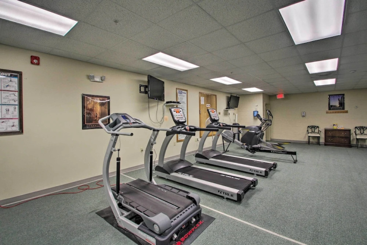 Hike, Ski, Explore: Lincoln Condo w/ Pool Access