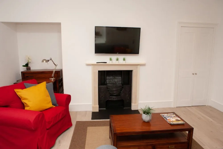 Bright 1 Bedroom Apartment With Views in Bath