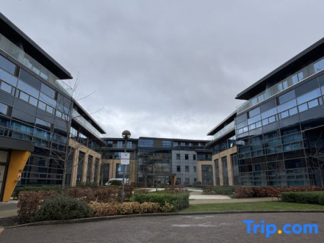 Modern 1 Bed Apt Near Ascot- with parking
