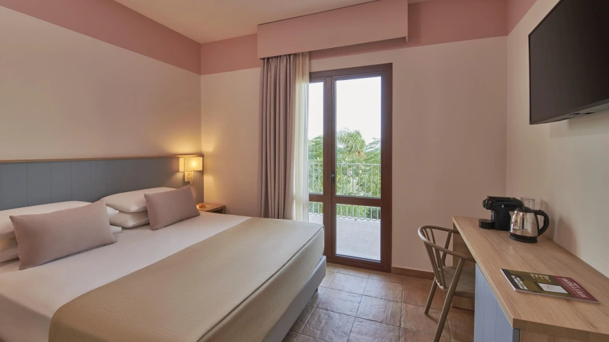 Premium Pool Area Quadruple room with balcony