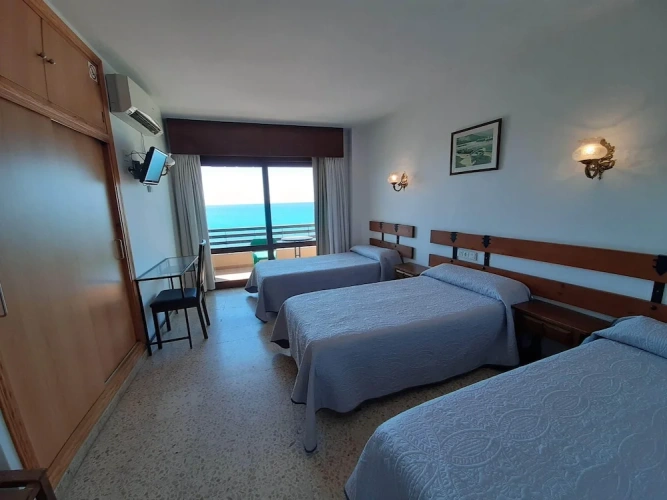 Standard Triple room with ocean view