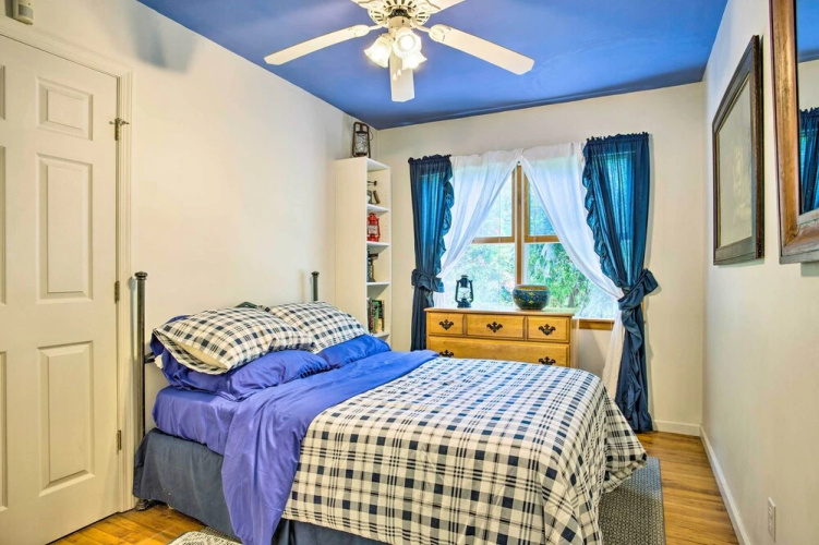 Charming Hampton Bays Home 5 Mi to Coopers Beach