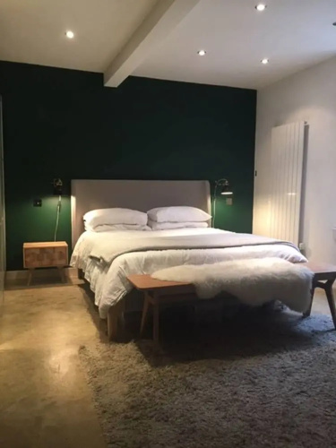 Spacious 3 Bedroom Flat in a Charming Location
