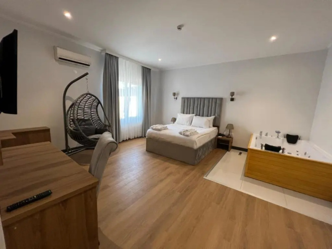 Lake Li̇fe Hotel