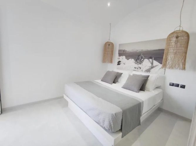 Fira Cave Suites