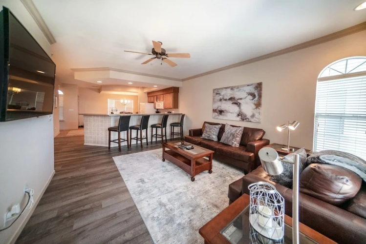 2 Bedrooms Standard Family room with golf view