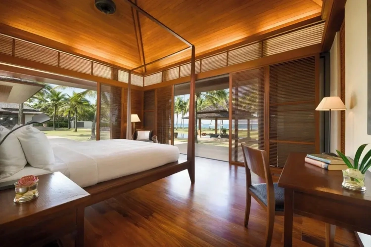 6 Bedrooms Villa