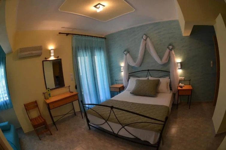 Standard Double room with partial sea view