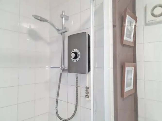Large 3 Bed Flat Free Parking