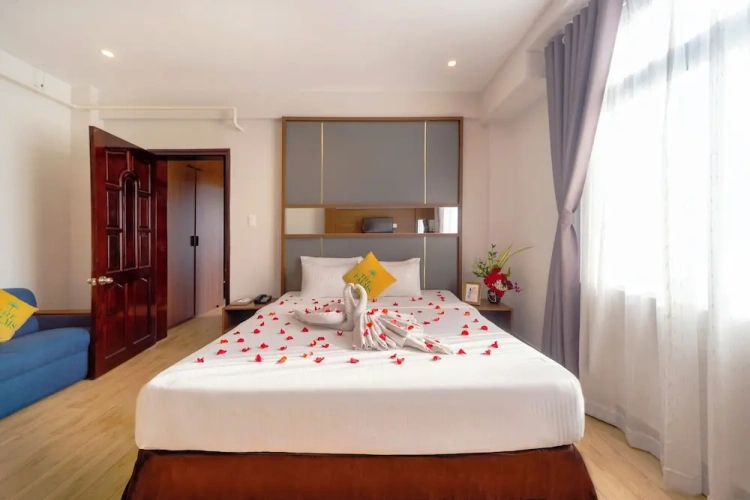 2 Bedrooms Standard Family room with city view