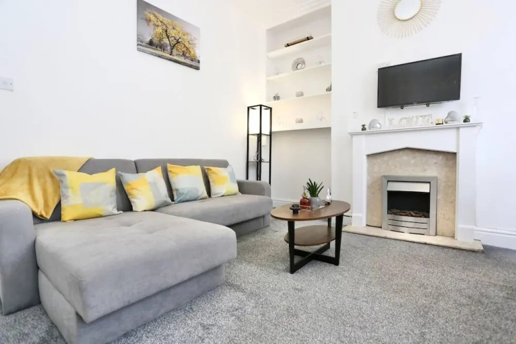 Charming 2-bed Home in Blackpool-central w Parking
