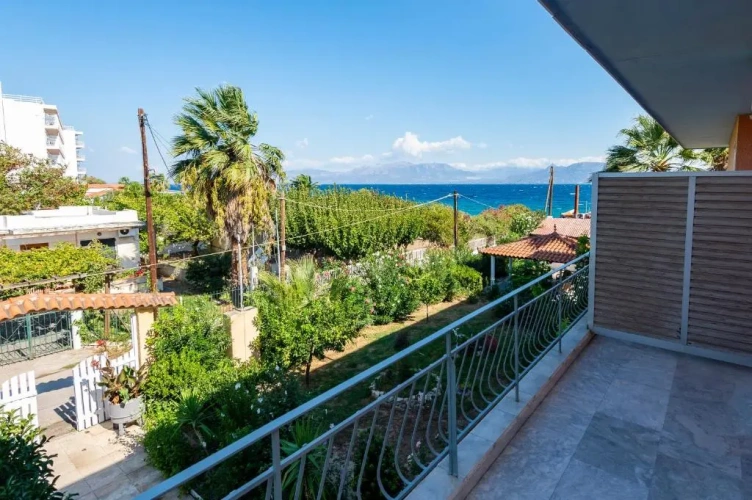 Standard Triple room with partial sea view