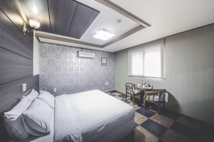 Hotel I-Zone