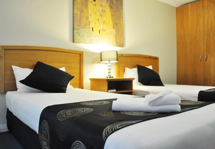 Meadowbrook Hotel