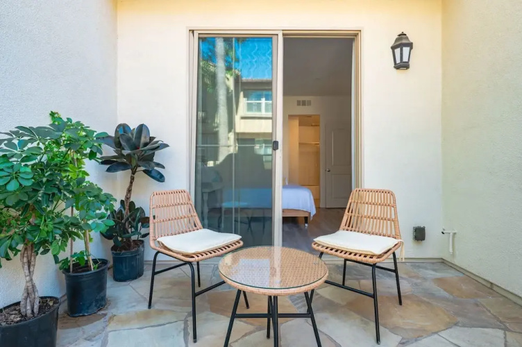 Private Entry Suite w Patio Bath Kitchenette
