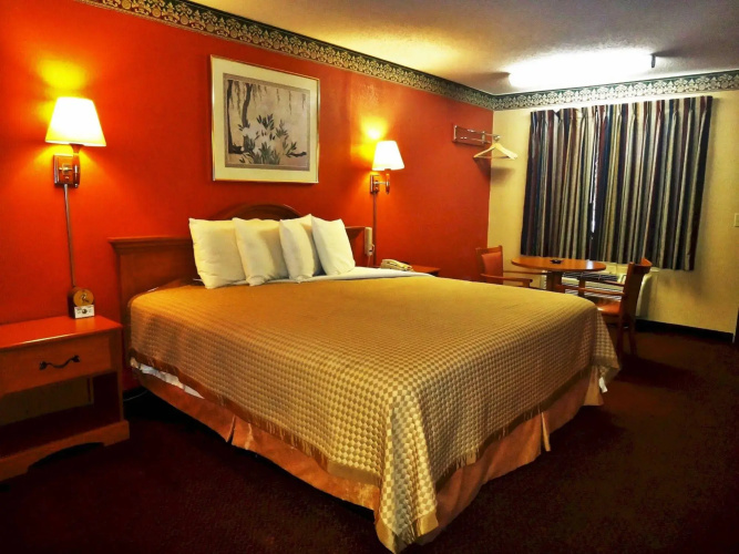 Freer Executive Inn and Studios