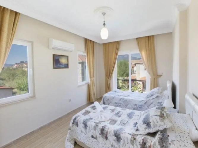 6 Bedrooms Villa