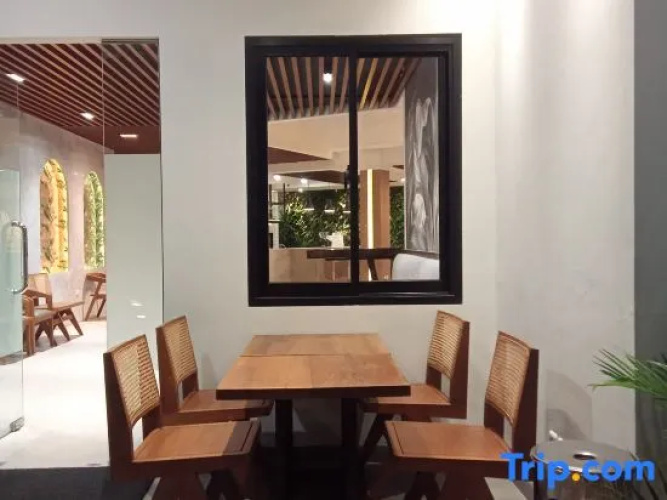 Spot 43 Cafe and Hotel
