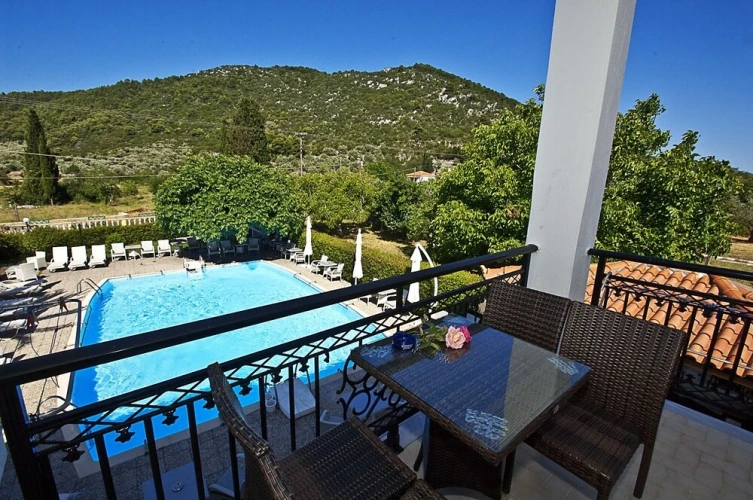 Standard Duplex room with pool view
