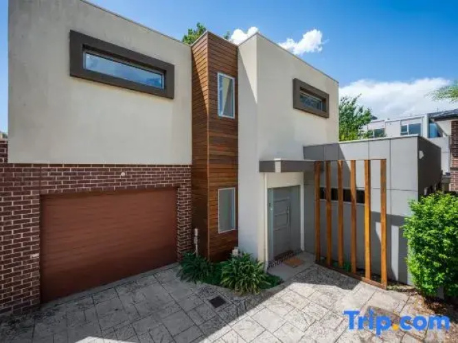 Relaxing Getaway Oasis with Patio in Charming Kew