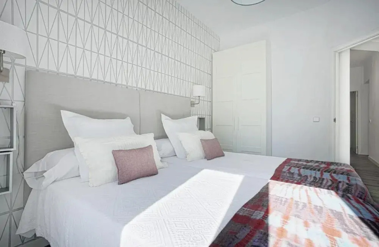 The Best Location, 8pax, 3BD & 2Bth, Reina Sofia II