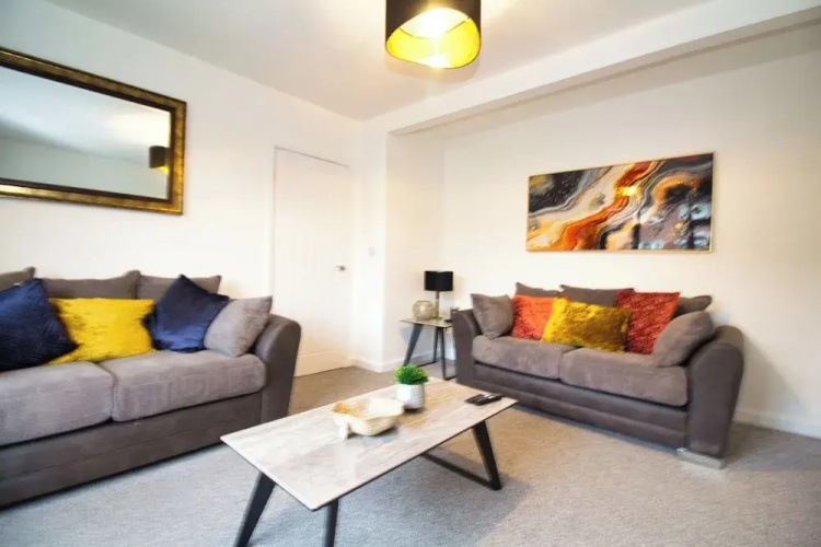 Spacious 3 Bed House - Newly Refurbished