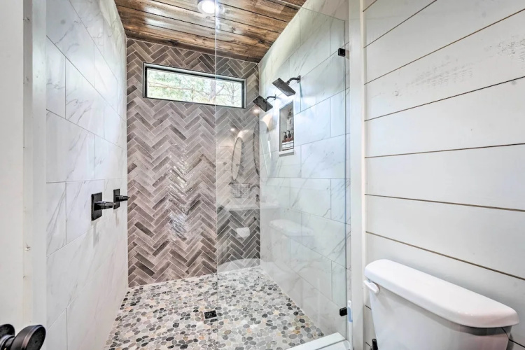 Private Hot Tub, Outdoor Fireplace: Broken Bow Gem