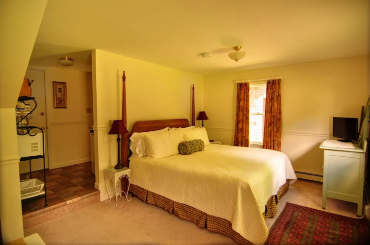 RiverWood Inn