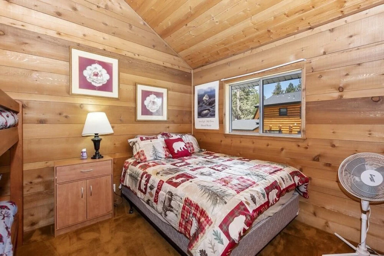 012 - Lakefront Chalet