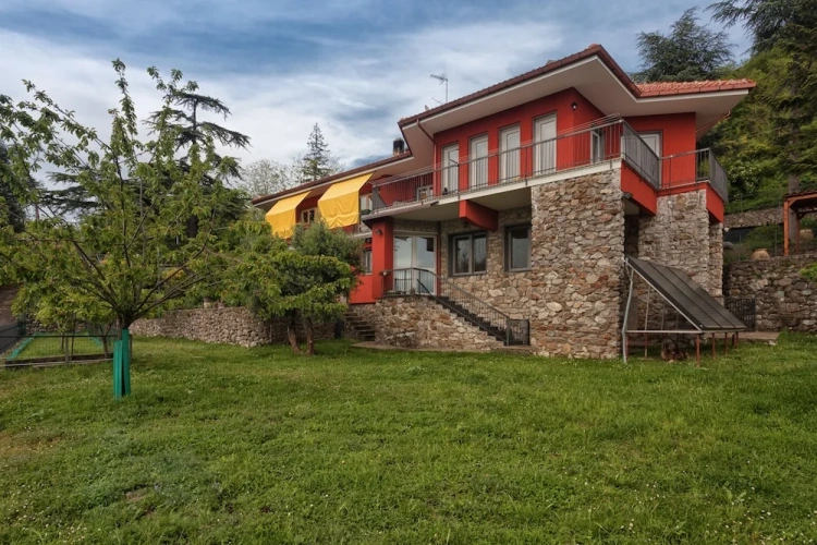 3 Bedrooms Family Basement Apartment with balcony