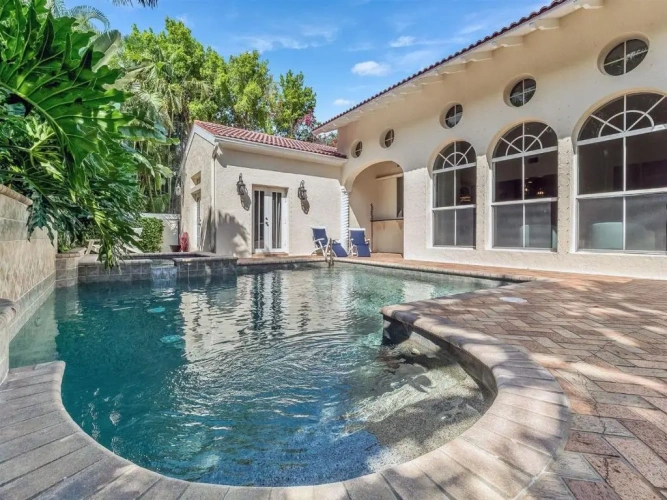 5 Bedrooms Cottage