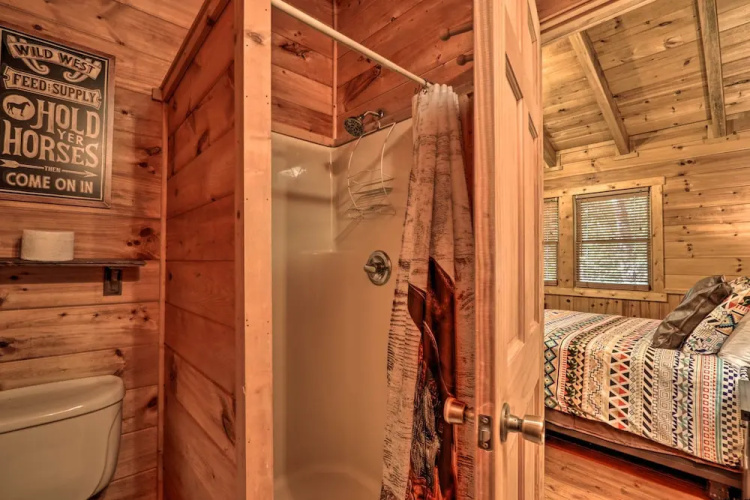 Cabin w/ Hot Tub + Deck, 3 Mi to Pigeon Forge