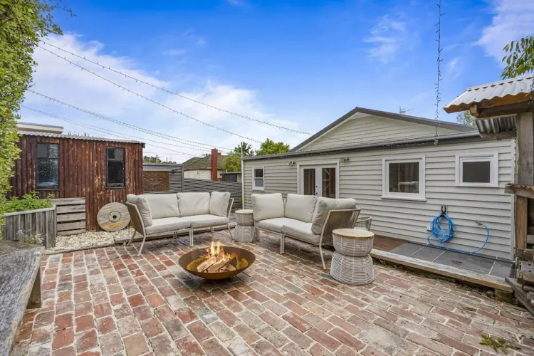 Lovely 3-bed With Alfresco Dining in Prime Suburb