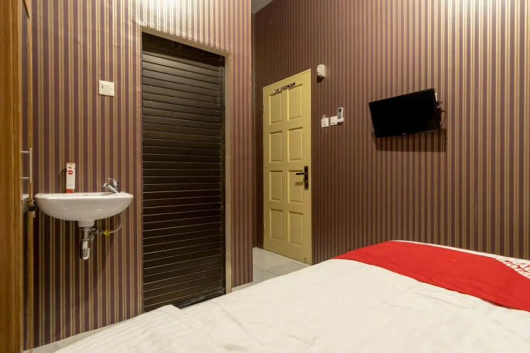 OYO 359 Executive Inn